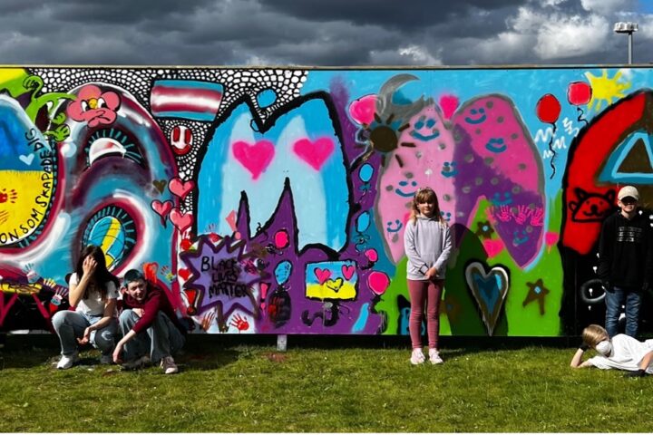 Unga målar graffiti med Carolina Falkholt