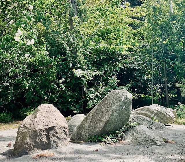 Barnbarnsstenarna. Samskapad naturkonstlek i Dammhejdeparken Ystad